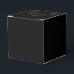 Zwart Goud Art Deco Peacock Bruiloft Bedankdoosjes<br><div class="desc">Dit coole Art Deco geïnspireerde ontwerp, genaamd Black and Gold Art Deco Peacock Wedding, heeft een klassieke stijl. De achtergrond is een rijke goudkleur met een geometrische rand in art deco- of art nouveau-stijl in zwart met twee pauwenhoeken in de bovenste design. Deze bruiloft set zou geweldig zijn voor een...</div>