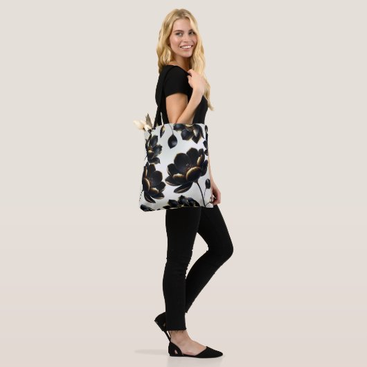 Zwart & Goud Bloemen Greige Elegant Dark Moody Tote Bag (Op model)