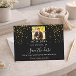 Zwart goud confetti foto verjaardag save the date<br><div class="desc">Een Save the Date-kaart voor een 50e (of elke leeftijd) verjaardagsfeestje. Een zwarte achtergrond. Versierd met gouden confetti. De tekst: Save the Date is geschreven met een groot trendy handgeschreven stijlscript. Personaliseren en een foto toevoegen.</div>