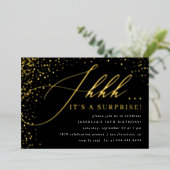 Zwart & Goud Confetti Script Verrassingsfeest Folie Uitnodiging (Staand Voorkant)