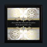 Zwart Goud Damask Bijbelvers Cadeaudoosje<br><div class="desc">Zwarte damast houden sake geschenkdoos. Zwart goud houden sake geschenkdozen. Elegante zwarte geschenkdozen. Zwarte damast gouden geschenkdozen. Zwarte gouden sieraden doos. Bijbelse geschenken. Religieuze gaven. Mooie zwart en goud damast met aanpasbaar bijbelvers op de voorkant. Prachtig als het is, of u kunt uw gegevens aan de voorkant toevoegen door simpelweg...</div>