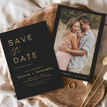 Zwart Goud Datum Bewaren Elegante Foto Minimalisti Save The Date<br><div class="desc">Trouw Elegante Zwarte en Gouden 'Save the Date' Kaarten met een foto op de voorkant. De 'Save the Date' kaarten bevatten een moderne,  met de hand geschreven cursieve lettertypografie die elegant,  eenvoudig en modern is om te gebruiken na uw minimalistische eenvoudige trouwdagviering.</div>