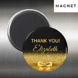 Zwart goud elegant Bedankt voor je geboortenaam Magneet<br><div class="desc">Elegant,  klassiek,  glamoureus en vrouwelijk. Een gouden gekleurde boog met gouden glitter en glans,  een beetje verbijsterend en luxe. Zwarte achtergrond. Met de tekst: Dank u! en sjabloon voor een naam.</div>