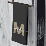 Zwart Goud Elegant Modern Script Naam Monogram Theedoek<br><div class="desc">Gepersonaliseerde Custom Creëer Uw Elegante Zwart Goud Initiaal Naam Monogram Keuken Handdoek. Voeg een glamoureuze touch toe aan uw keuken met deze verfijnde handdoek met monogram. Ontworpen voor een drievoudige stijl, heeft het een gedurfd plat gouden initiaal (zonder glinstering of metallic afwerking) en een vloeiende zwarte scriptnaam, waardoor een gepersonaliseerde...</div>