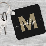 Zwart Goud Elegante Naam Monogram Sleutelhanger<br><div class="desc">Creëer uw eigen stijlvolle moderne aangepaste zwart-wit monogram vierkante Sleutelhanger. Deze strakke vierkante sleutelhanger geeft een eigentijdse en persoonlijke touch aan uw dagelijkse benodigdheden. Het ontwerp is voorzien van een faux gold monogram initiaal (alleen platte kleur - geen glans of glans) gecentreerd op een effen zwarte achtergrond, met jouw naam...</div>