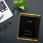 Zwart goud elegante zakelijke afspraken 2025 planner<br><div class="desc">Een stijlvolle zwarte achtergrond met een nepgouden lijst. Personaliseer en voeg een jaar,  een naam,  en een titel toe. Een planner voor het organiseren van bedrijfscliënten,  om lijsten,  of uw dagelijks leven te doen. Voor hem en haar.</div>