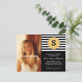 Zwart-Goud en Wit Monogram Foto Afstuderen Uitnodiging Briefkaart (Staand voorkant)