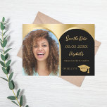 Zwart goud foto boog Graduation Party Save The Date<br><div class="desc">Een foto Bewaar de datumkaart voor een afstudeerfeest. Aan de voorkant: Voeg je eigen foto van de afstuderen grootte toe. Faux gouden fotoboog lijst. Een gouden en zwarte achtergrond, gouden tekst. Sjablonen voor naam en datum. De naam en de tekst: Save the Date zijn geschreven met een modern handgeschreven stijlscript....</div>