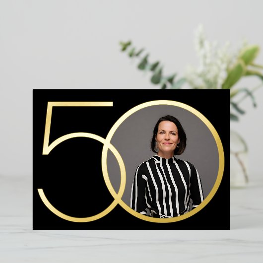 Zwart Goud Foto Minimalist 50e Verjaardagsfeestje Folie Uitnodiging (Staand Voorkant)