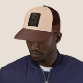 Zwart & Goud Gebroken Gezicht – Luxe Abstract 3D Trucker Pet (In situ)