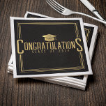 Zwart & Goud Gefeliciteerd Geslaagd Servet<br><div class="desc">Zwart-gouden congratulatie servetten voor een afstudeerfeest.  Ontwerp met driedubbele rand,  afstudeerhoed en aanpasbare tekst voor het afstudeerjaar.  Personaliseer het met je eigen jaar.  Geschikt voor elk type afstuderen: middelbare school,  hogeschool/universiteit,  verpleegkunde,  enz.</div>