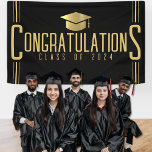 Zwart & Goud Gefeliciteerd Klasse van Afstuderen Spandoek<br><div class="desc">Zwart en goud gefeliciteerd banner voor een afstudeerfeest. Het ontwerp is voorzien van een drievoudige vierkante rand,  graduatiecap en aanpasbare afstuderen jaartekst. Personaliseer het met je jaarklasse. Geschikt voor elk type afstuderen: middelbare school,  hogeschool / universiteit,  verpleegkunde,  enz.</div>
