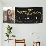 Zwart Goud Gelukkig 18e Verjaardag Foto Spandoek<br><div class="desc">Moderne 18e verjaardagsfeestbanner met een stijlvolle zwarte achtergrond die in elke kleur kan worden gewijzigd,  een foto van de verjaardagsjongen / meisje,  gouden sprankelende glitter,  de woorden "happy 18th birthday" in een faux gouden folie script,  hun naam en de datum.</div>