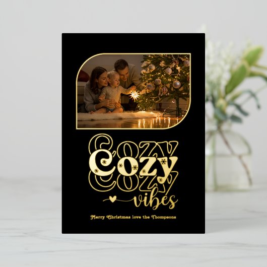 Zwart & Goud Gezellige Vibes Retro Kerstfoto Folie Feestdagenkaart (Staand Voorkant)