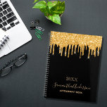 Zwart goud glitter druppels monogram planner<br><div class="desc">Een zwarte achtergrond met trendy faux goudglitterdruppels, verfdruppelend uiterlijk. Pas een jaar, naam en titel aan en voeg deze toe. De naam wordt geschreven met een modern handgeschreven stijlmanuscript met swashes. Ideaal voor school, werk of het organiseren van je persoonlijke of gezinsleven. Om de spoelbeurten te houden schrap slechts de...</div>
