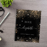 Zwart goud glitter stof monogram naam script 2025 planner<br><div class="desc">Zwarte achtergrond, witte tekst. Gedemoreerd met faux goudglitterstof. Pas een jaar, uw voornaam en een titel aan en voeg deze toe. De naam wordt geschreven met een modern handgeschreven stijlmanuscript met swashes. Om de spoelbeurten te houden schrap slechts de steekproefnaam, verlaat de ruimten of emoji's voor en na de naam....</div>