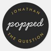 Zwart goud Hij trok het Vragenhuwelijk aan. Ronde Sticker (Voorkant)