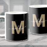 Zwart Goud Initiaal Naam Monogram Koffiemok<br><div class="desc">Gepersonaliseerde Modern Glamoureuze Zwart Goud Initiaal Naam Monogram Koffie Mok. Deze stijlvolle mok combineert een moderne minimalistische sfeer met een glamoureuze, persoonlijke touch, ideaal voor elke koffie- of theeliefhebber. Met een gedurfd gouden initiaal (in een warme, platte bruine tint zonder glinstering) op een strakke zwarte achtergrond en een klassieke witte...</div>