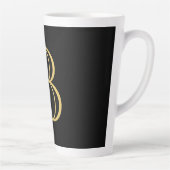 Zwart Goud Kleur Monogram Professionele Kalligrafi Latte Mok (Rechts)