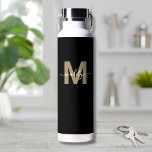 Zwart Goud Modern Initiaal Naam Monogram Waterfles<br><div class="desc">Creëer uw eigen gepersonaliseerde zwart gouden moderne Initiaal naam Monogram waterfles. Deze chique en schattige waterfles brengt een vleugje elegantie in uw dagelijkse routine met een verfijnde zwarte achtergrond en een gedurfd gouden initiaal - perfect plat van kleur voor een moderne, minimalistische look - bedekt met een vloeiende witte scriptnaam...</div>