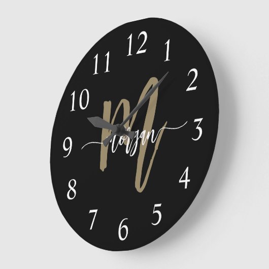 Zwart Goud Modern Script Monogram Naam Grote Klok (Hoek)