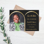 Zwart goud moderne foto boog Verjaardag Save The Date<br><div class="desc">Een foto Bewaar de datumkaart voor een 40e (of elke leeftijd) verjaardag. Aan de voorkant: Voeg je eigen foto met verticale afmetingen toe. Faux gouden fotoboog lijst. Een zwarte achtergrond, gouden tekst. Sjablonen voor naam en datum. De naam en de tekst: Save the Date zijn geschreven met een modern handgeschreven...</div>