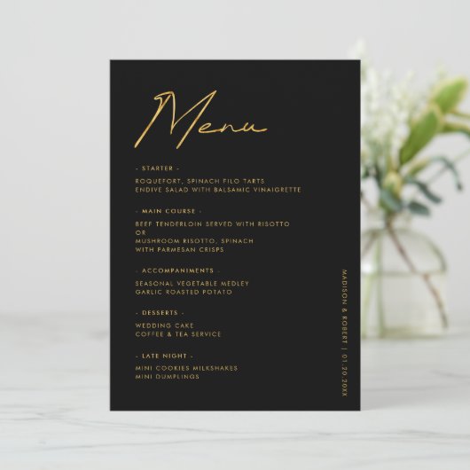 Zwart Goud Moderne Typografie Trouwtafel Menu (Staand voorkant)