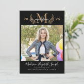 Zwart Goud Monogram Girly Script Foto Afstuderen Aankondiging (Staand voorkant)