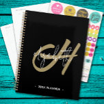 Zwart Goud Monogram Initiaal Maandelijks Planner<br><div class="desc">Deze spiraalgebonden planner is voorzien van een gouden monogram initiaal en je voornaam in het wit op een zwarte achtergrond. Kies ZACHT of HARD HOESJE en de kleur van uw spiraalvormige wervelkolom. Inclusief maandelijkse en wekelijkse planningsruimte,  60 pagina's en 12 maanden. Plezier voor jezelf of creëer als cadeau.</div>