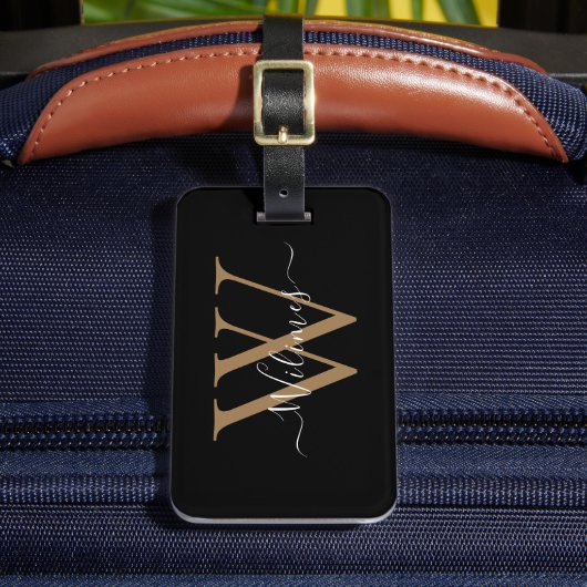 Zwart Goud Monogram Script Naam Stijlvol Bagagelabel (Voorkant Insitu 2)