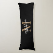 Zwart Goud Monogram Script Pasgetrouwd Jubileum Lichaamskussen (Voorkant Verticaal)