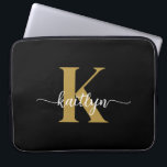 Zwart-goud-scriptmonogram Laptop Sleeve<br><div class="desc">Deze eenvoudige,  elegante 15-inch zwarte laptophoes met uw voornaam in een trendy scriptlettertype in het wit en uw eerste initiaal in een modern gouden petten lettertype is ideaal voor u. Het is stijlvol en trendy en toch zeer klassiek. Het is uniek - net als jij!</div>