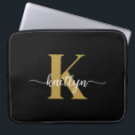 Zwart-goud-scriptmonogram Laptop Sleeve<br><div class="desc">Deze eenvoudige, elegante 15-inch zwarte laptophoes met uw voornaam in een trendy scriptlettertype in het wit en uw eerste initiaal in een modern gouden petten lettertype is ideaal voor u. Het is stijlvol en trendy en toch zeer klassiek. Het is uniek - net als jij!</div>