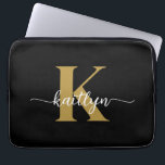 Zwart-goud-scriptmonogram Laptop Sleeve<br><div class="desc">Deze eenvoudige,  elegante zwarte 13-inch laptophoes met uw voornaam in een trendy scriptlettertype in het wit en uw eerste initiaal in een modern gouden petten lettertype is ideaal voor u. Het is stijlvol en trendy en toch zeer klassiek. Het is uniek - net als jij!</div>