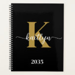 Zwart-goud-scriptmonogram Planner<br><div class="desc">Deze eenvoudige, elegante zwarte 8, 5 x 11 soft planner met je voornaam in een trendy scriptlettertype in het wit en je eerste initiaal in een modern petten lettertype in het goud is ideaal voor jou. Het is stijlvol en trendy en toch zeer klassiek. Het maakt het houden van afspraken,...</div>