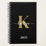 Zwart-goud-scriptmonogram Planner<br><div class="desc">Deze eenvoudige, elegante zwarte 5, 5 x 8, 5 soft planner met je voornaam in een trendy scriptlettertype in het wit en je eerste initiaal in een modern petten lettertype in het goud is ideaal voor jou. Het is stijlvol en trendy en toch zeer klassiek. Het maakt het houden van...</div>