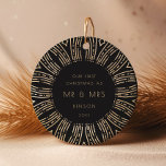 Zwart & Goud Sunburst Art Deco Onze eerste kerst Keramisch Ornament<br><div class="desc">Een minimalistisch en retro art deco zwart en goud vakantie collectie,  met opvallende sunburst lijsten. Gemakkelijk aan te passen met jouw naam en mijlpaal.</div>