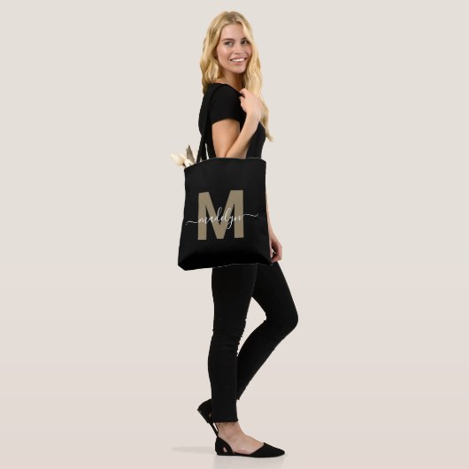 Zwart Goud Trendy Modern Script Naam Monogram Tote Bag (Op model)