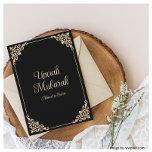 Zwart Goud Umrah Mubarak Islamitisch Wenskaart Kaart<br><div class="desc">Umrah Mubarak Islamitische Moslim Groet Gevouwen Kaart te geven als een geschenk aan koppels, families en familieleden. Het heeft een elegante zwarte achtergrond met een gouden rol in de hoek van de rand. U kunt de namen van de mensen die op de reis zijn gegaan en de tekst die in...</div>