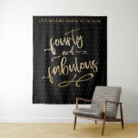 Zwart Goud Veertig En Fabulous Verjaardag Fotohokj Wandkleed<br><div class="desc">Gouden glitterscript-lettering Veertig en Fabulous tegen een zwarte achtergrond met gouden confetti en moderne typografie maken deze photobooth-achtergrond perfect voor een 40e verjaardagsfeest. Kan worden gepersonaliseerd met een aangepast tekstbericht.</div>