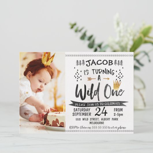 Zwart Goud Wild One Foto 1e Verjaardag Uitnodiging (Staand voorkant)