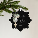Zwart goud witte kerstballen ornament kaart<br><div class="desc">Een elegante,  moderne zwarte achtergrond. Versierd met witte en gouden ballen en wat groen en een dennenappel. Personaliseer en voeg jouw naam toe,  jaar. Tekst: Vrolijk kerstfeest</div>