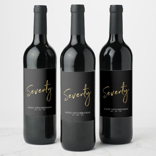 Zwart & Goud Zeventig Script 70ste verjaardagsfees Wijn Etiket (Flessen)