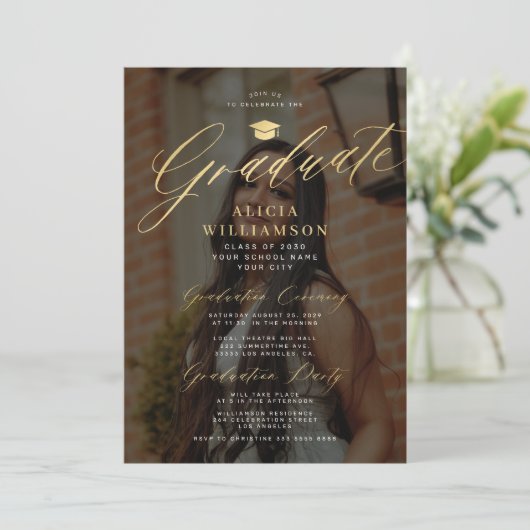 Zwart gouden foto overlay elegant script afstudere kaart (Staand voorkant)