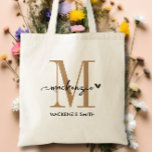 Zwart Gouden Monogram Initiaal Script Naam Hart Tote Bag<br><div class="desc">Introductie van de Black Gold Monogram Initial Script Name Heart Tote Bag,  een chic en elegant accessoire dat perfect is voor bruiloften,  bruidsmeisjes,  bruidsmeisje van eer,  of zelfs de bruid zelf. Deze stijlvolle tas heeft een verbluffend zwart en goud kleurenpalet dat een vleugje verfijning toevoegt aan elke outfit.</div>