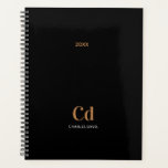 Zwart gouden monogram initialen 2025 planner<br><div class="desc">Blijf stijlvol georganiseerd met de "Black Gold Monogram 2025 Planner." Deze strakke en moderne planner combineert tijdloos zwart met elegante gouden accenten en creëert een verfijnd ontwerp dat perfect is voor persoonlijk of professioneel gebruik. Met de aanpasbare monogram-functie kunt u uw initialen toevoegen, waardoor het uniek van u is of...</div>