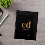 Zwart gouden monogram initialen 2026 planner<br><div class="desc">Zwarte achtergrond,  gouden en witte tekst. Personaliseer en voeg uw monogram initialen,  naam en een titel jaar</div>