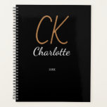 Zwart gouden monogram initialen naam 2025 planner<br><div class="desc">Plan uw jaar in stijl met de "Black Gold Monogram 2025 Planner." Met een luxe zwart en goud ontwerp is deze planner even praktisch als elegant. Het aanpasbare monogram-detail voegt een persoonlijk tintje toe, waardoor het perfect is om georganiseerd te blijven terwijl je je unieke stijl laat zien. Deze planner...</div>