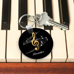 Zwart-gouden Muzieknoten Monogram Naam Sleutelhanger<br><div class="desc">Dit gepersonaliseerde elegante muziekontwerp is voorzien van een zwarte achtergrond met een goudkleurige vormgeving en een gestileerde muziekstaf met notities. *Als u hulp nodig hebt bij het ontwerp of bij het assortiment van producten,  kunt u contact met mij opnemen via Zazzle Chat.</div>