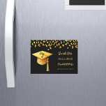 Zwart gouden pet Graduation Party Save the Date ka Magnetische Uitnodiging<br><div class="desc">Een magnetisch Bewaar de datumkaart voor een afstudeerfeest. Op de voorkant: een zwarte achtergrond,  gouden tekst. Sjablonen voor naam en datum. De naam en de tekst: Save the Date zijn geschreven met een modern handgeschreven stijlscript. Met een faux gouden pet,  tassel topper.</div>